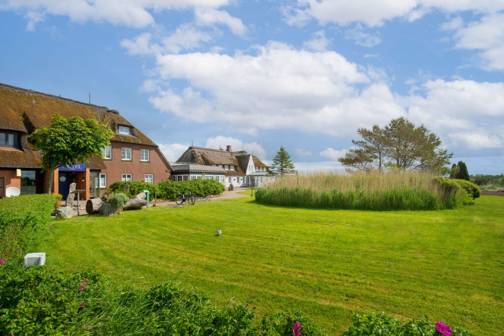 Außenaufnahme des Nordsee-Hotels Arlau-Schleuse