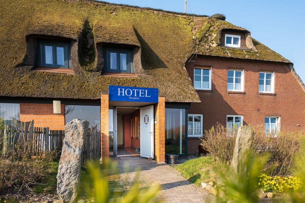 Blick auf den Eingang des Nordsee-Hotels Arlau-Schleuse